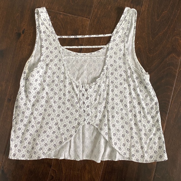 Flowy top with fun back, shows minimal mid drift - Picture 2 of 5